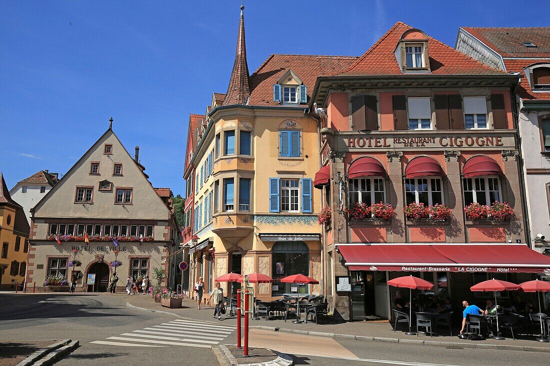 Frankreich, Haut Rhin, Munster, Grand Rue und Rathaus von Munster