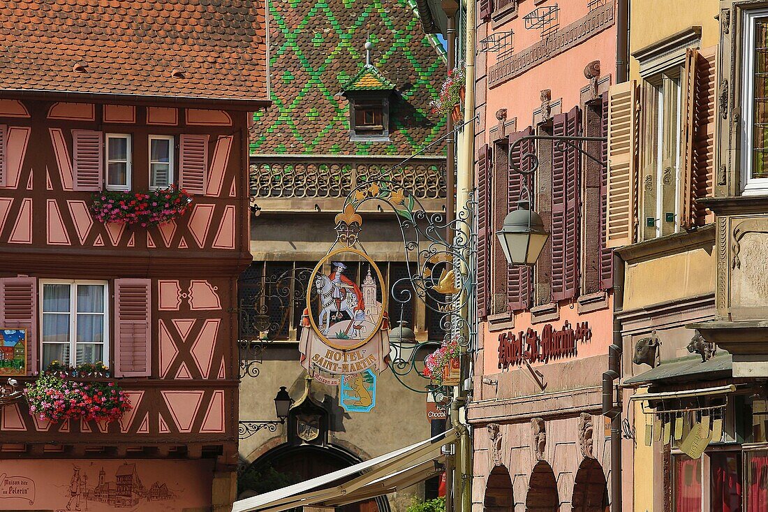 Frankreich, Haut Rhin, Colmar, Die Grand Rue de Colmar, Schild, glasierte Fliesen und Fachwerk