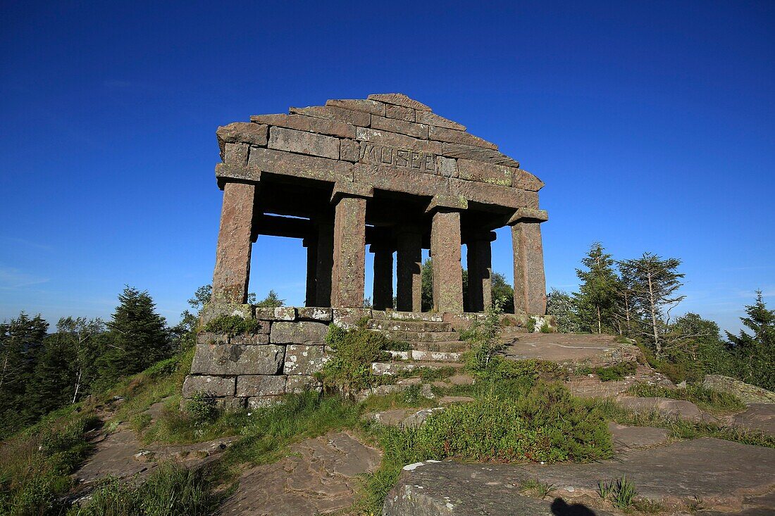 Frankreich, Bas Rhin, Der Donon-Tempel liegt 1.009 Meter über dem Meeresspiegel. Er wurde 1869 auf dem Gipfel errichtet und ist das Werk des Architekten Louis Michel Boltz