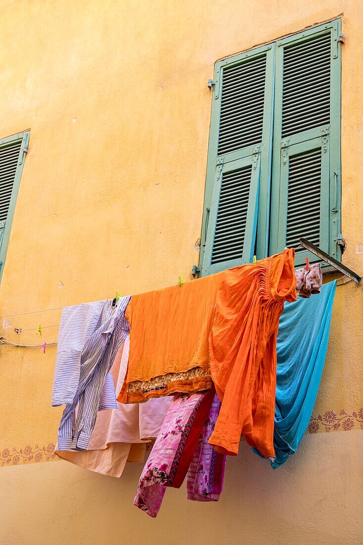 Frankreich, Alpes Maritimes, Nizza, von der UNESCO zum Weltkulturerbe erklärt, Stadtteil Alt-Nizza, trockene Wäsche auf einem Trockengestell über der Straße