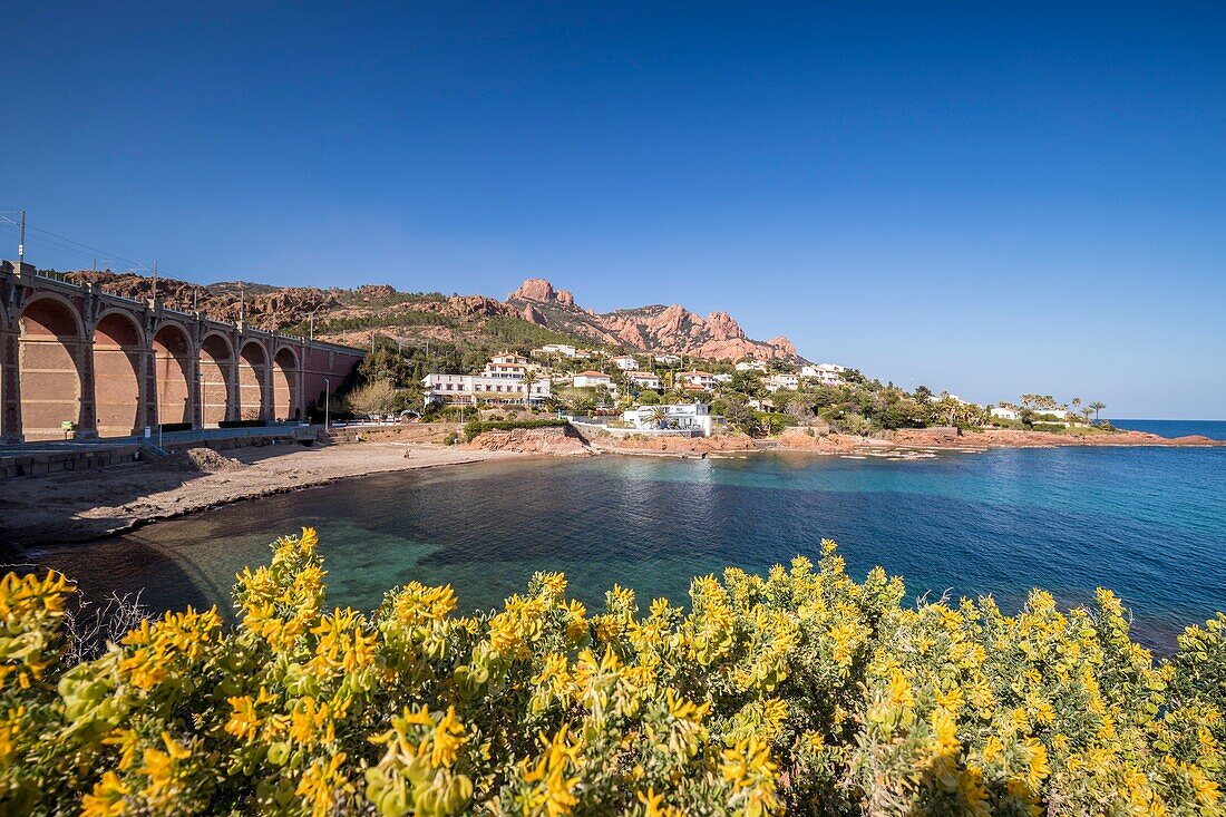 Frankreich, Var, Saint Raphael, Esterel Corniche, Bach von Antheor, im Hintergrund das Esterel-Massiv und die Gipfel des Cap Roux