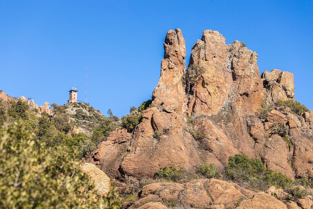 Frankreich, Var, Frejus, Esterel-Massiv, der Wachturm auf dem Mont Vinaigre (641m) dient als Überwachungsposten für Brände, Klippen aus rotem Rhyolithgestein vulkanischen Ursprungs