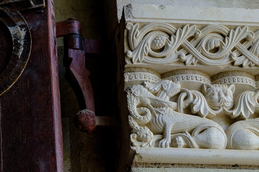 Frankreich, Maine et Loire, Fontevraud l'Abbaye, Loiretal, von der UNESCO zum Weltkulturerbe erklärt, Abtei von Fontevraud, 12-17 Jahrhundert, Abteikirche aus dem 12. Jahrhundert, Kapitelldetail