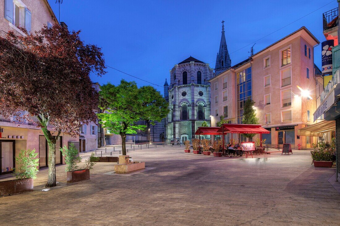 Frankreich, Hautes Alpes, Gap, der Place aux Herbes und die Kathedrale Notre Dame de l'Assomption in der Abenddämmerung