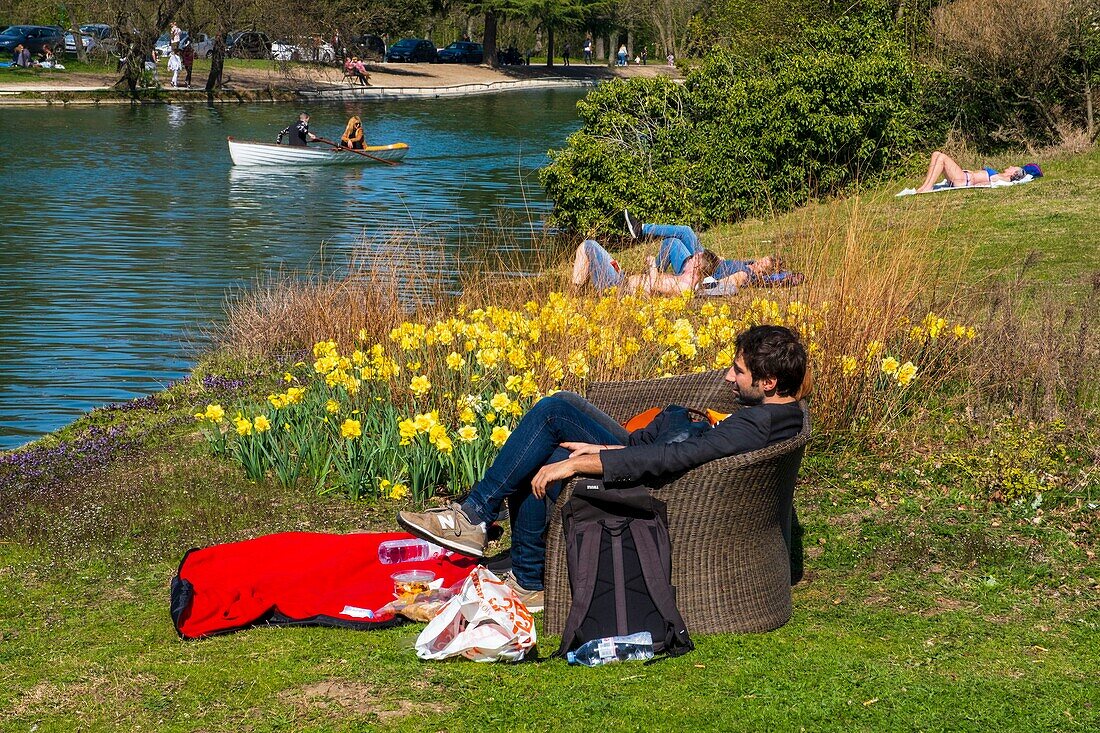 France, Paris, the Bois de Boulogne, Lake Superior, picnic