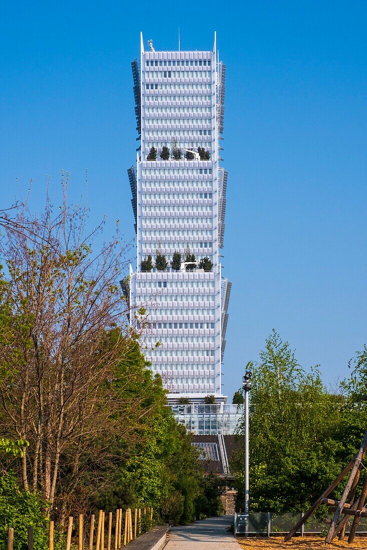 Frankreich, Paris, Stadtviertel Batignolles, Clichy Batignolles Martin-Luther-King-Garten mit einem Gebäude im Stadtviertel Clichy Batignolles, neuer Justizpalast von Renzo Piano