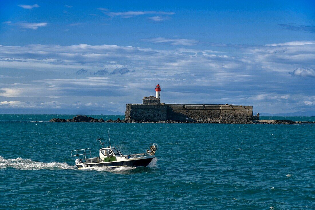 Frankreich, Herault, Agde, Kap von Agde, Fort von Brescou mit einem Fischerboot im Vordergrund