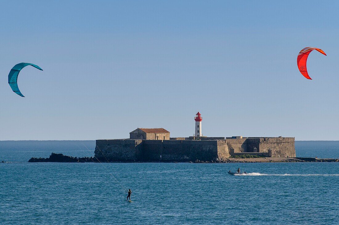 Frankreich, Herault, Agde, Kap von Agde, Kite-Surfer mit Fort von Brescou im Hintergrund