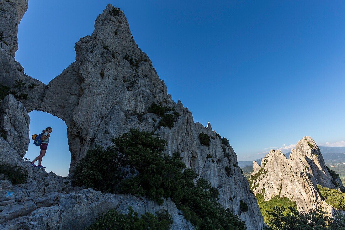 France, Vaucluse, Gigondas, Dentelles de Montmirail, Arch of Turc Pousterle