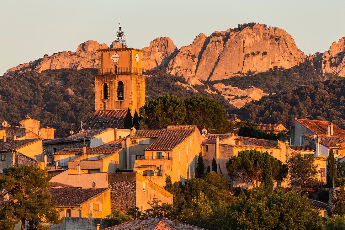 Frankreich, Vaucluse, das Dorf Sablet mit den Dentelles de Montmirail im Hintergrund