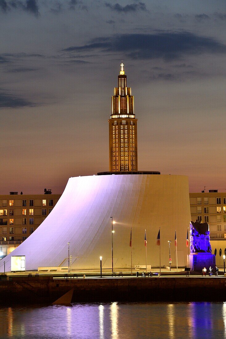 Frankreich, Seine Maritime, Le Havre, von Auguste Perret wiederaufgebaute Stadt, von der UNESCO zum Weltkulturerbe erklärt, das Bassin du Commerce, der Vulkan des Architekten Oscar Niemeyer und der Laternenturm der Kirche Saint Joseph