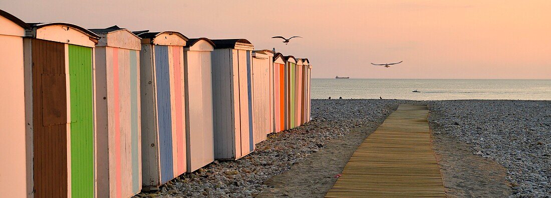 Frankreich, Seine Maritime, Le Havre, von Auguste Perret wiederaufgebaute Stadt, von der UNESCO zum Weltkulturerbe erklärt, Kieselstrand und seine Hütten, im Hintergrund der Glockenturm der Kirche Saint Joseph