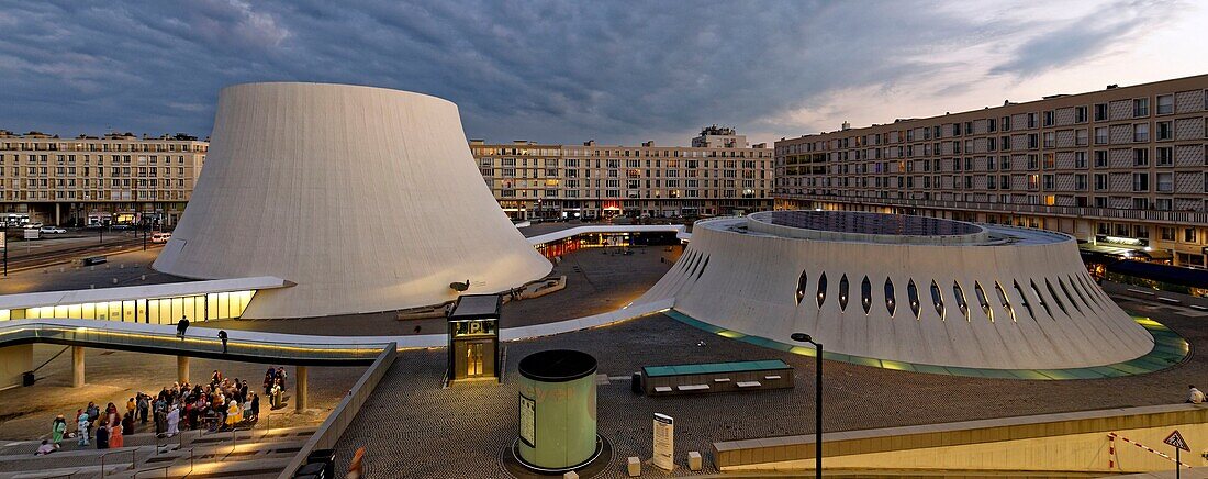 Frankreich, Seine Maritime, Le Havre, von Auguste Perret wiederaufgebaute Stadt, von der UNESCO zum Weltkulturerbe erklärt, Raum Niemeyer, Le Volcan (Der Vulkan) des Architekten Oscar Niemeyer, das erste in Frankreich gebaute Kulturzentrum