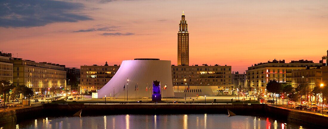 Frankreich, Seine Maritime, Le Havre, von Auguste Perret wiederaufgebaute Stadt, von der UNESCO zum Weltkulturerbe erklärt, das Bassin du Commerce, der Vulkan des Architekten Oscar Niemeyer und der Laternenturm der Kirche Saint Joseph