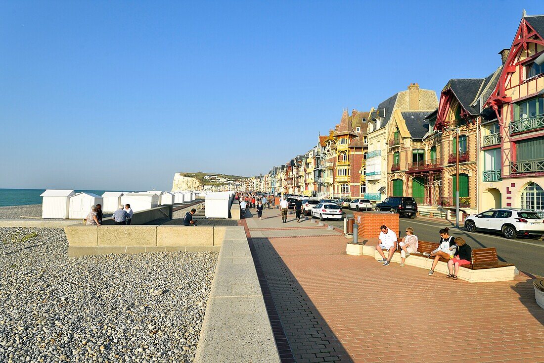 Frankreich, Somme, Mers-les-Bains, Badeort am Ärmelkanal, der Strand mit seinen 300 Strandhütten, im Hintergrund die Kreidefelsen