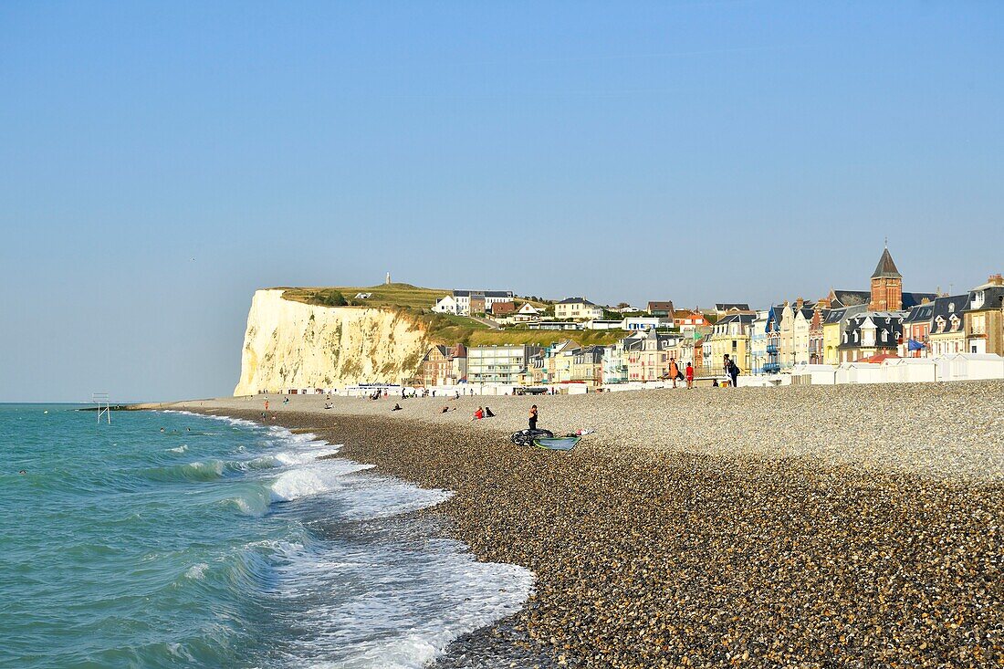 Frankreich, Somme, Mers-les-Bains, Badeort am Ärmelkanal, der Strand mit seinen 300 Strandhütten, im Hintergrund die Kreidefelsen