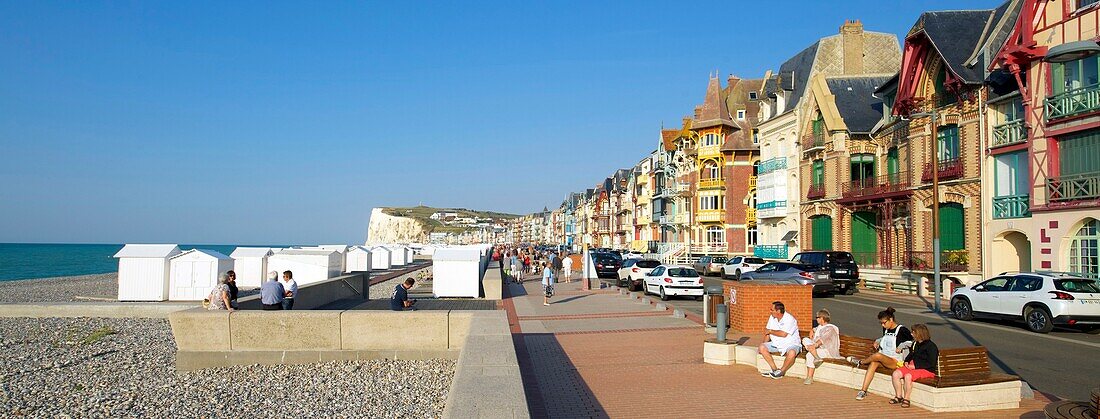 Frankreich, Somme, Mers-les-Bains, Badeort am Ärmelkanal, der Strand mit seinen 300 Strandhütten, im Hintergrund die Kreidefelsen