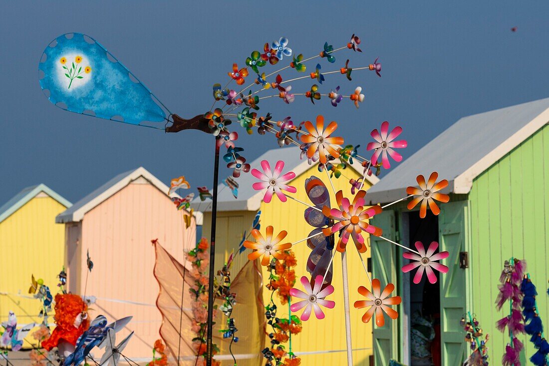 Frankreich, Pas de Calais, Opale Coast, Berck sur Mer, Berck sur Mer International Kite Meetings, 9 Tage lang empfängt die Stadt 500 Drachen aus der ganzen Welt zu einer der wichtigsten Drachenveranstaltungen der Welt, der Windgarten bietet eine Vielzahl von Drehkreuzen, Wetterfahnen und anderen Dekorationen mit Materialien der Erholung oder Instrumente, deren Saiten mit dem Wind schwingen und Töne erzeugen