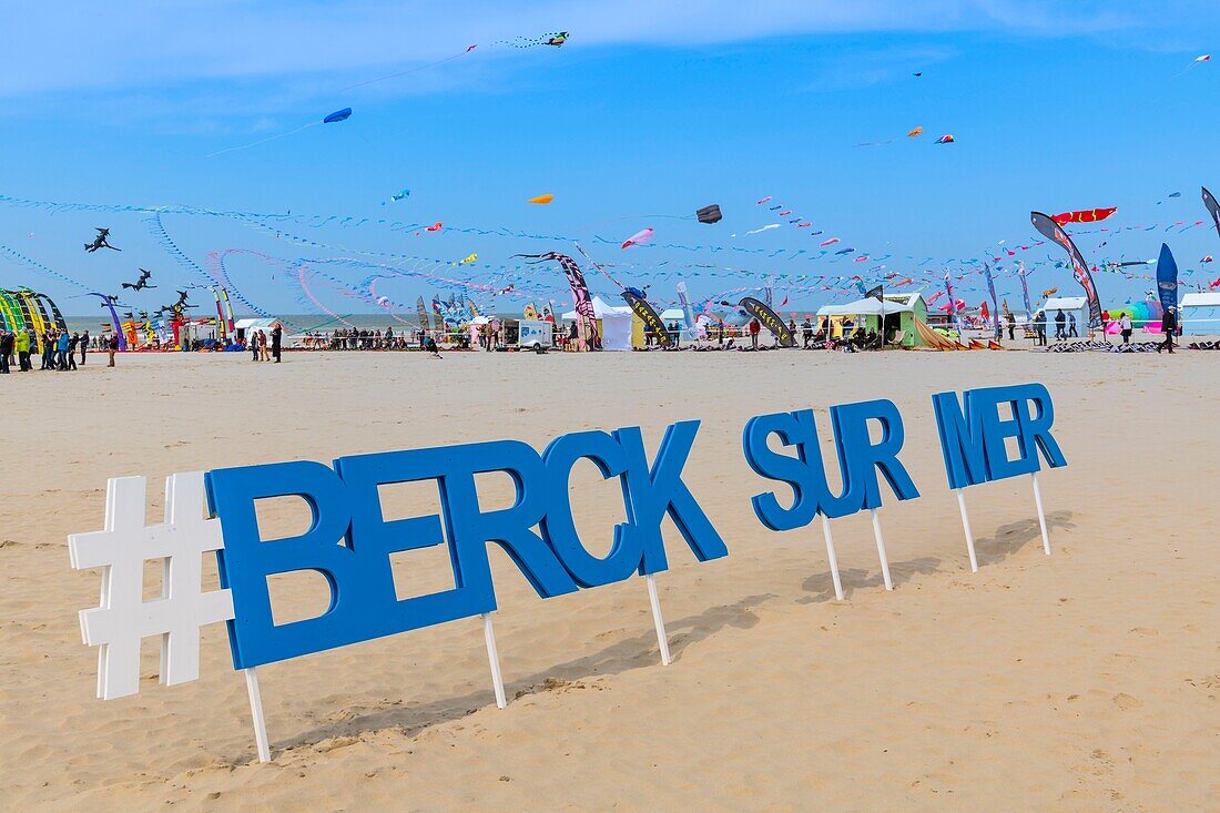 Frankreich, Pas de Calais, Opale Coast, Berck sur Mer, Berck sur Mer International Kite Meetings, 9 Tage lang empfängt die Stadt 500 Drachen aus der ganzen Welt zu einem der wichtigsten Kite-Events der Welt