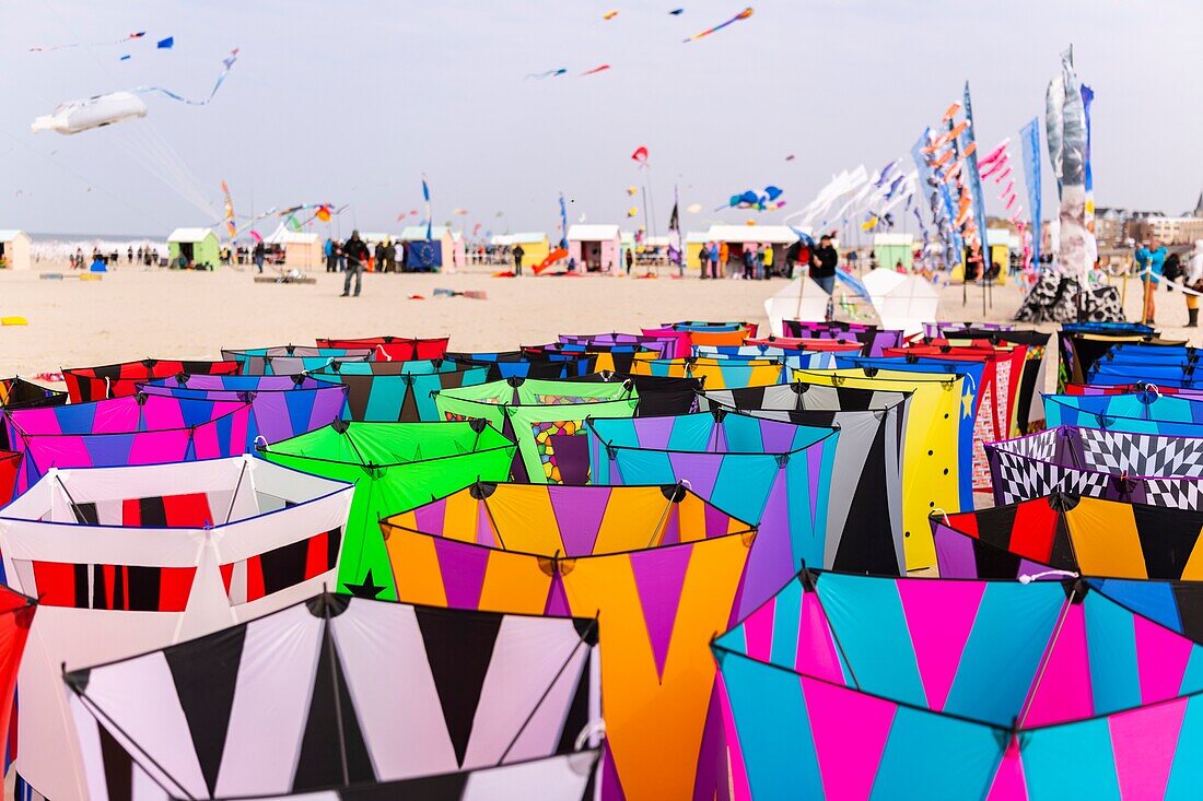 Frankreich, Pas de Calais, Opale Coast, Berck sur Mer, Berck sur Mer International Kite Meetings, 9 Tage lang empfängt die Stadt 500 Drachen aus der ganzen Welt zu einem der wichtigsten Kite-Events der Welt