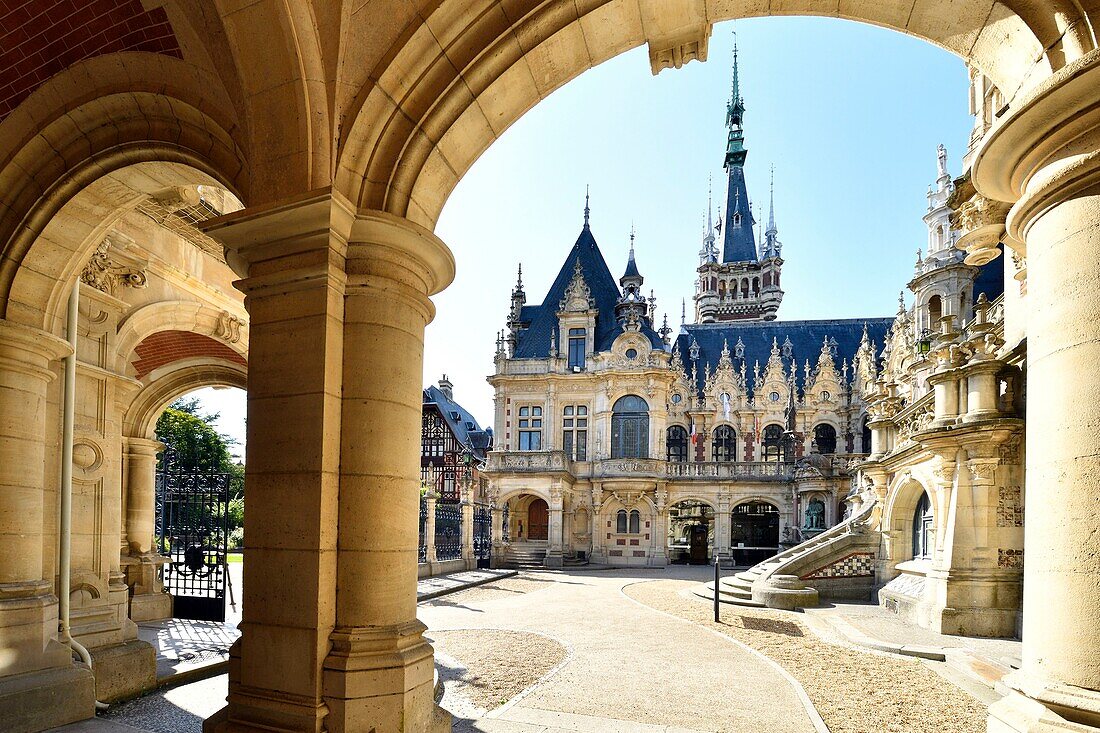 Frankreich, Seine Maritime, Pays de Caux, Alabasterküste, Fecamp, der im späten 19. Jahrhundert errichtete Benediktinerpalast im Stil der Gotik und Neorenaissance ist gleichzeitig Produktionsstätte für Benediktinerlikör und Museum