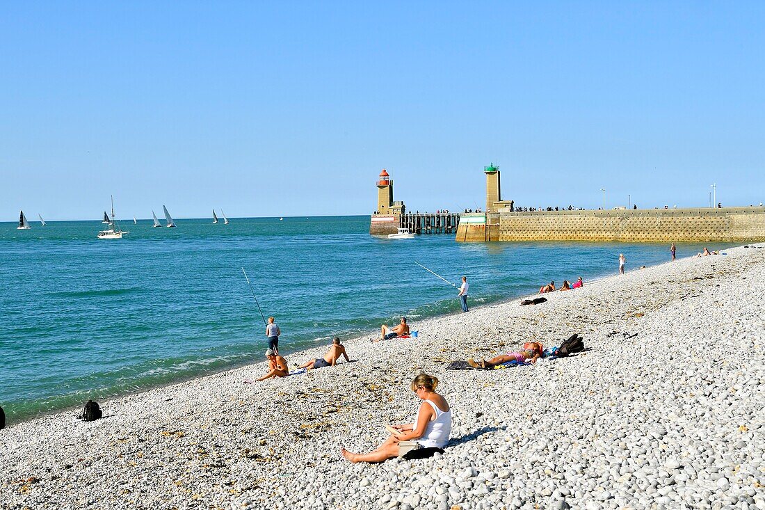 Frankreich, Seine Maritime, Pays de Caux, Cote d'Albatre (Alabasterküste), Fecamp, der Strand, Leuchtturm an der Hafeneinfahrt