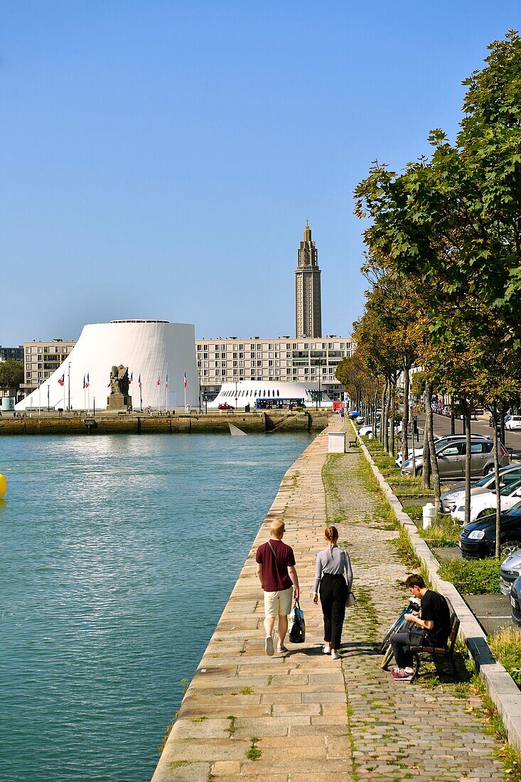 Frankreich, Seine Maritime, Le Havre, von Auguste Perret wiederaufgebaute Stadt, von der UNESCO zum Weltkulturerbe erklärt, das Bassin du Commerce, der Vulkan des Architekten Oscar Niemeyer und der Laternenturm der Kirche Saint Joseph