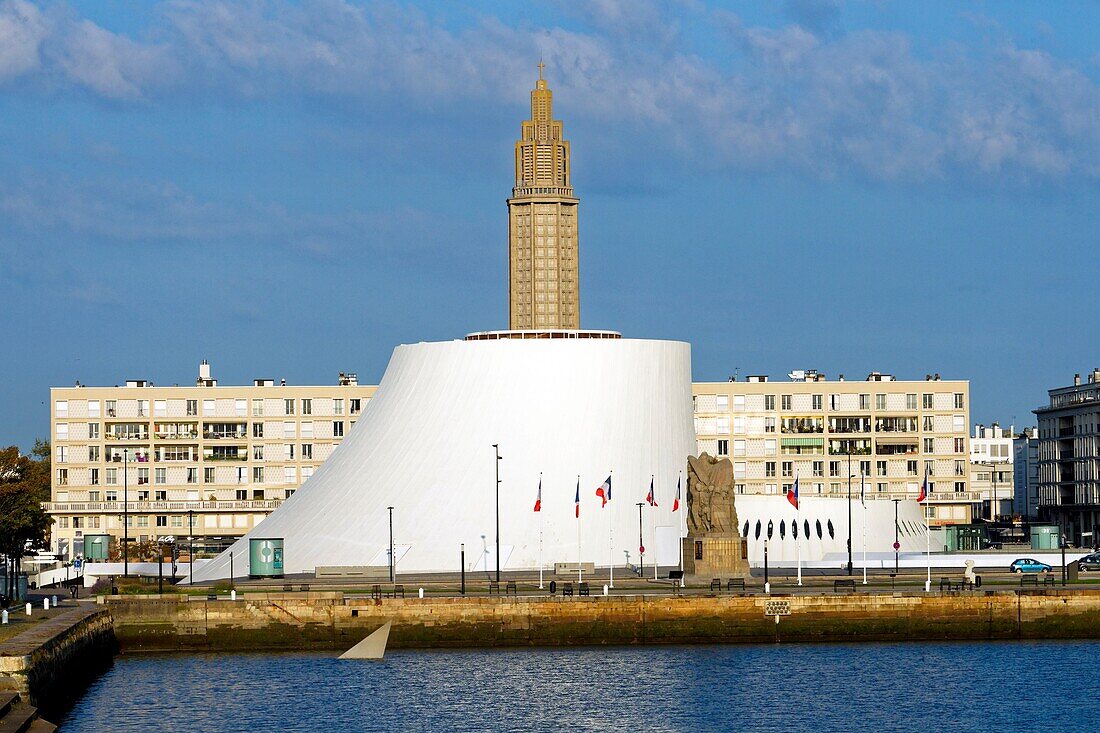 Frankreich, Seine Maritime, Le Havre, von Auguste Perret wiederaufgebaute Stadt, von der UNESCO zum Weltkulturerbe erklärt, das Bassin du Commerce, der Vulkan des Architekten Oscar Niemeyer und der Laternenturm der Kirche Saint Joseph