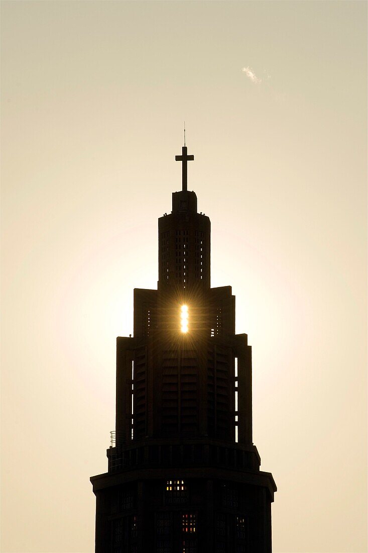 Frankreich, Seine Maritime, Le Havre, von Auguste Perret wiederaufgebaute Stadt, von der UNESCO zum Weltkulturerbe erklärt, das Handelsbecken, der Laternenturm der Kirche Saint-Joseph, von Auguste Perret aus Beton entworfen und 1957 eingeweiht