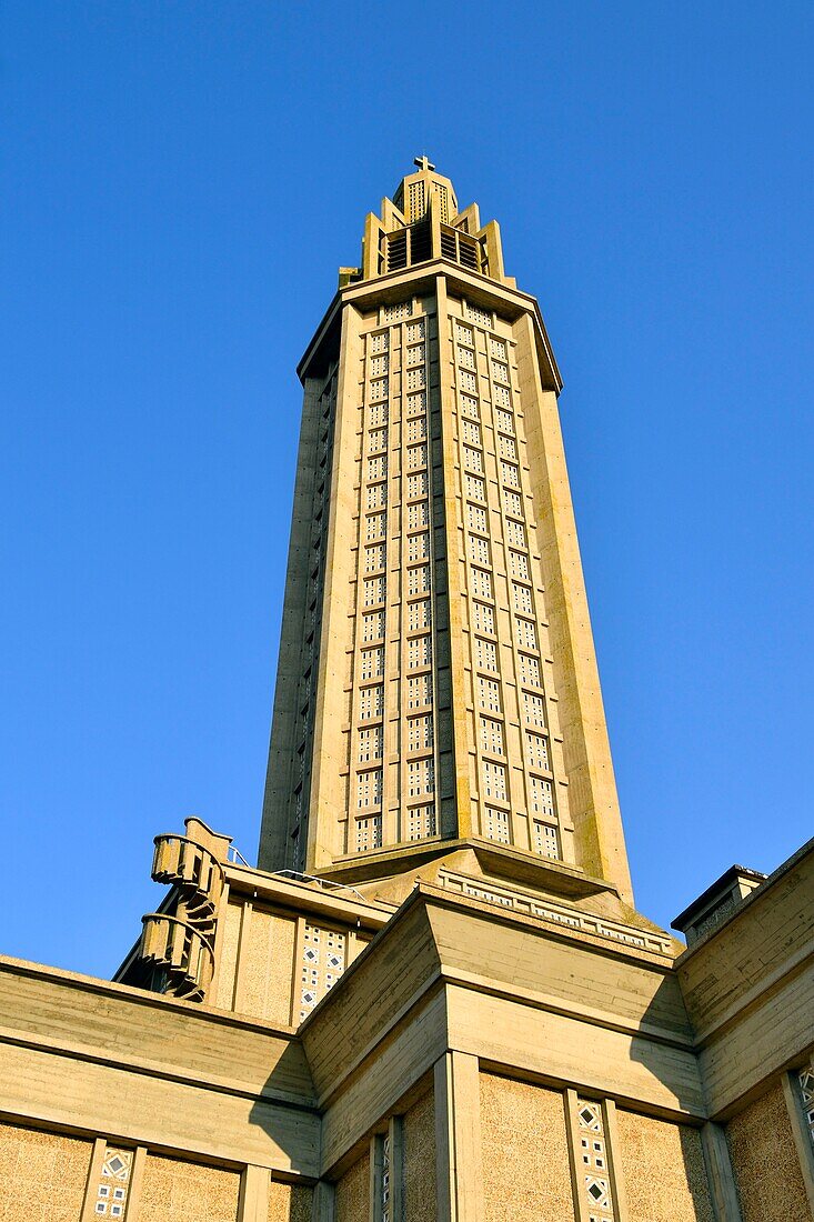 Frankreich, Seine Maritime, Le Havre, von Auguste Perret wiederaufgebaute Stadt, von der UNESCO zum Weltkulturerbe erklärt, das Bassin du Commerce, der Vulkan des Architekten Oscar Niemeyer und der Laternenturm der Kirche Saint Joseph