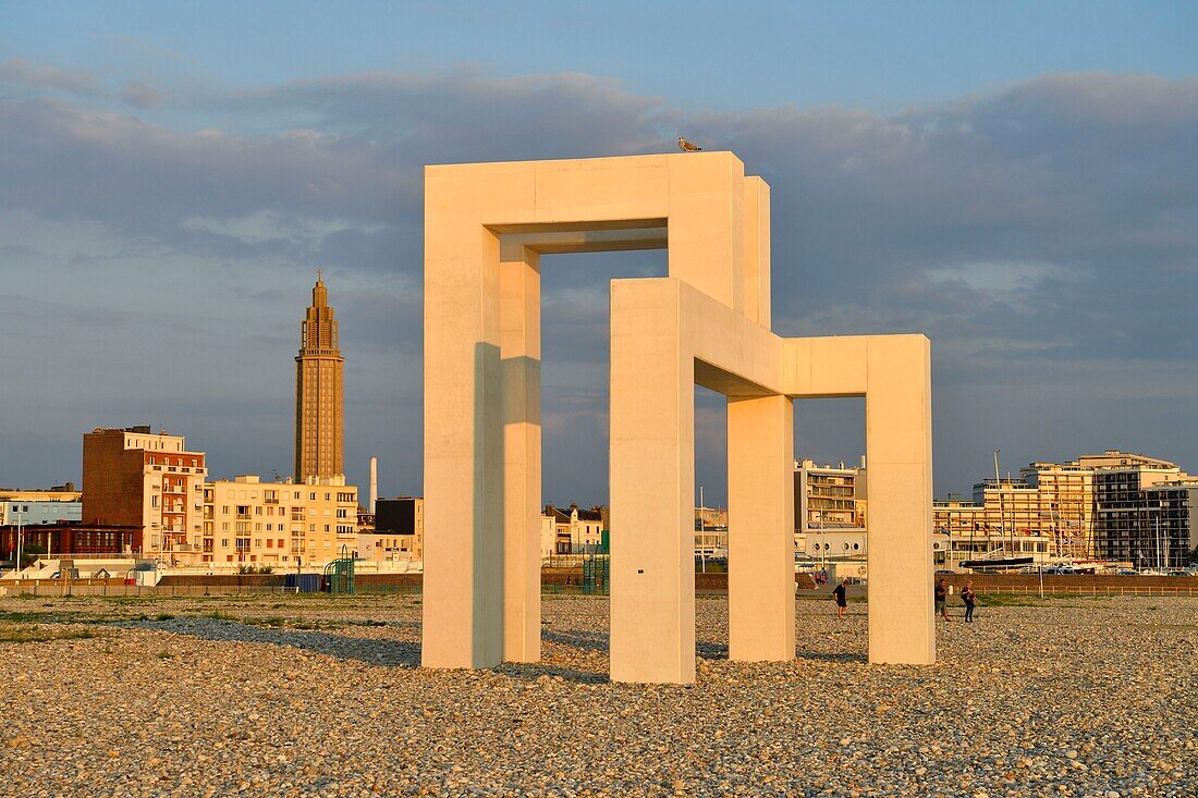 Frankreich, Seine Maritime, Le Havre, von Auguste Perret wiederaufgebaute Stadt, die zum Weltkulturerbe der UNESCO gehört, am Strand zum Meer hin das monumentale Werk UP # 3 von Lang und Baumann und im Hintergrund der Glockenturm der Kirche Saint Joseph