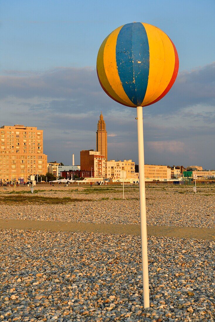 Frankreich, Seine Maritime, Le Havre, von Auguste Perret wiederaufgebaute Stadt, von der UNESCO zum Weltkulturerbe erklärt, Kieselstrand und seine Hütten, im Hintergrund der Glockenturm der Kirche Saint Joseph