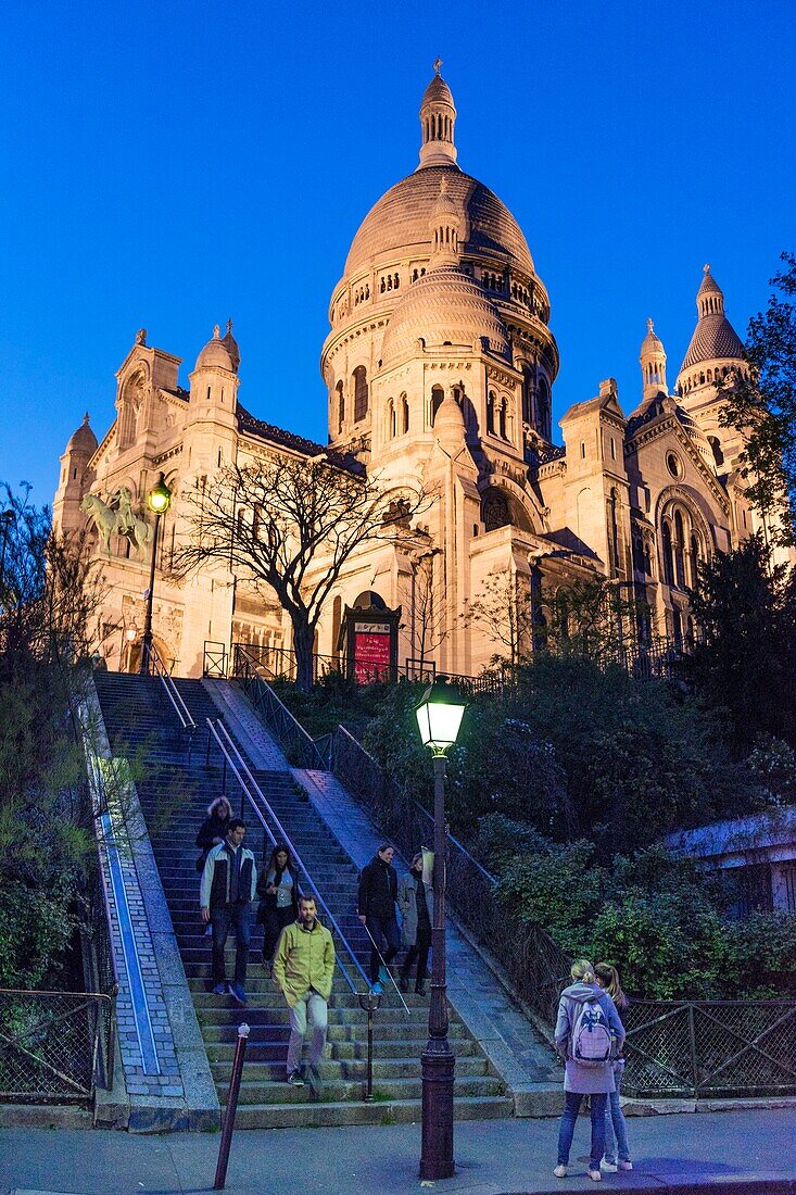 France, Paris, Montmartre hill, Sacre Coeur Basilica at nightfall