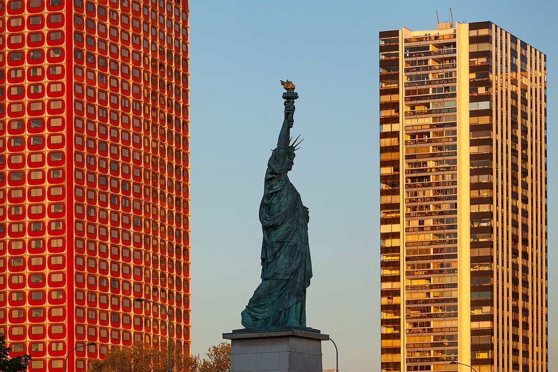 Frankreich, Paris, die Ufer der Seine, die Gebäude des Stadtteils Beaugrenelle, die Insel der Schwäne mit der Freiheitsstatue