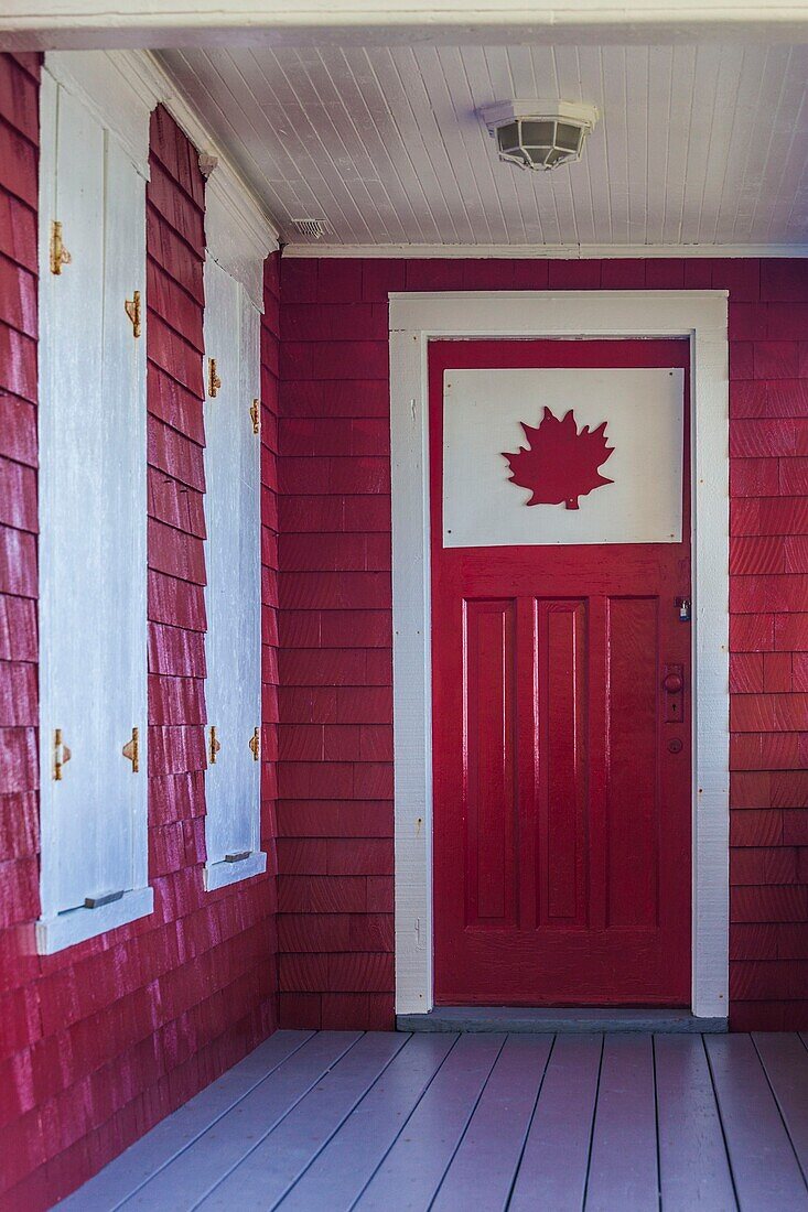 Kanada, New Brunswick, Campobello Island, Welshpool, Haus mit kanadischen Maple Leaf Motiven