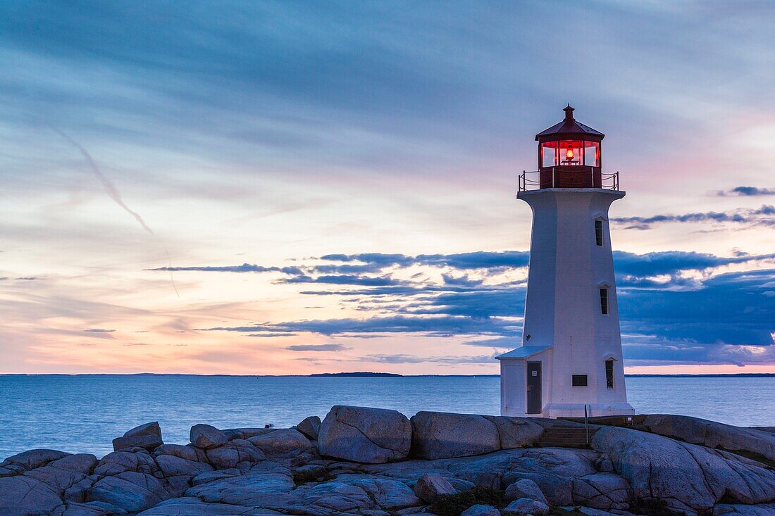 Kanada, Neuschottland, Peggy's Cove, Fischerdorf an der Atlantikküste, Peggys Cove Leuchtturm, Abenddämmerung