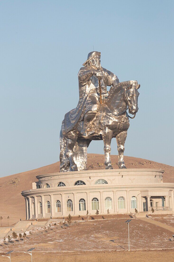 Mongolei, Ostmongolei, Steppengebiet Die Dschingis-Khan-Reiterstatue, Teil des Dschingis-Khan-Statuenkomplexes, ist eine 40 m hohe Statue von Dschingis Khan auf einem Pferd am Ufer des Tuul-Flusses in Tsonjin Boldog (54 km östlich der mongolischen Hauptstadt Ulaanbaatar),