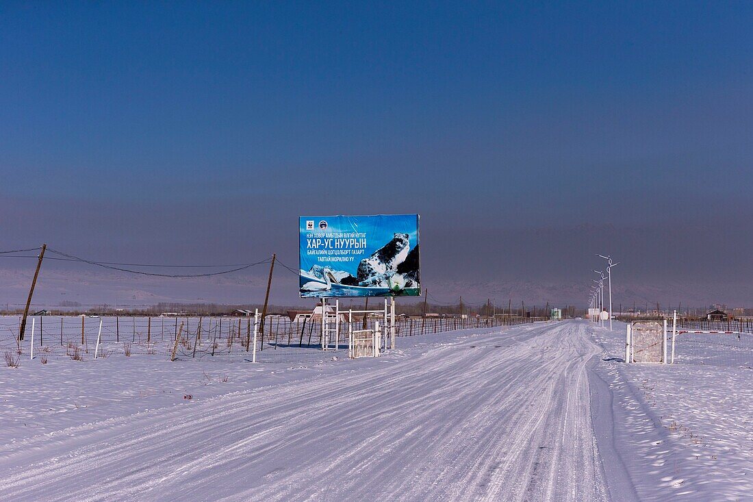 Mongolei, Westmongolei, Altaigebirge, Tal mit Schnee und Felsen, Straße bei Khovd