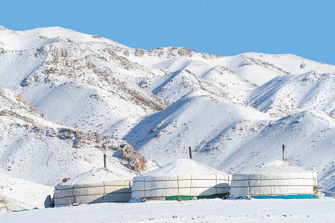 Mongolei, Westmongolei, Altaigebirge, Tal mit Schnee und Felsen, Jurte im Schnee