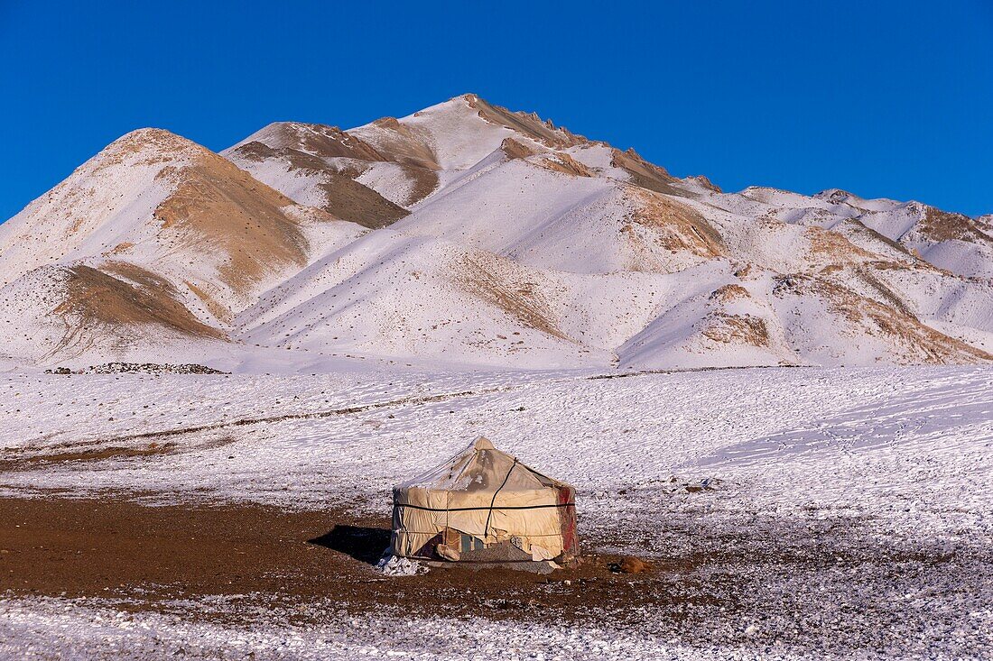 Mongolei, Westmongolei, Altaigebirge, Tal mit Schnee und Felsen, Schafstall, Jurte im Schnee, Ziegen- und Schafzucht