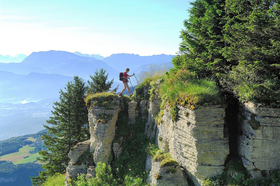 Frankreich, Isere, Regionaler Naturpark Vercors, Autrans, Lans en Vercors, Wanderung zur Crete de Charande, Felsklinge auf dem Grat