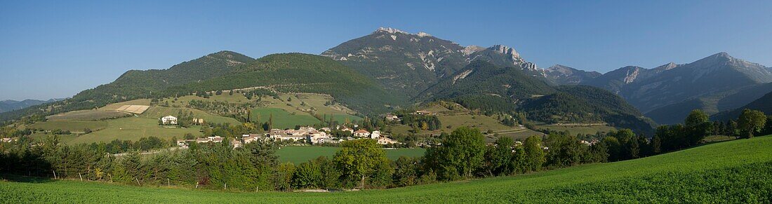 Frankreich, Drome, Regionaler Naturpark Vercors, Blick auf das Dorf Chamaloc und die Felsen der Chironne auf der Passstraße von Rousset