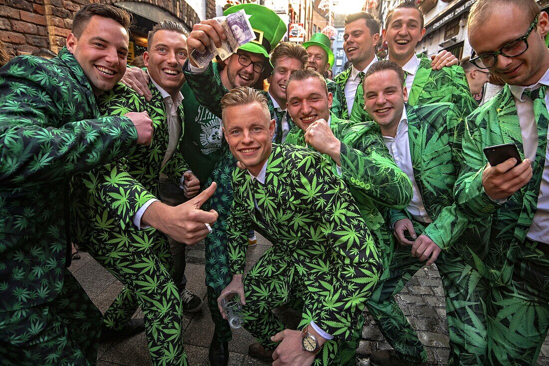 Vereinigtes Königreich, Nordirland, St. Patrick's day, grüne Unkrautkostüme