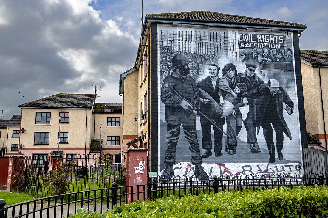 United Kingdom, Northern Ireland, Ulster, county Derry, Derry, the Bogside catholic area, Bloody Sunday's murals, father Edward Daly with his white handkerchief evacuating a wounded demonstrator