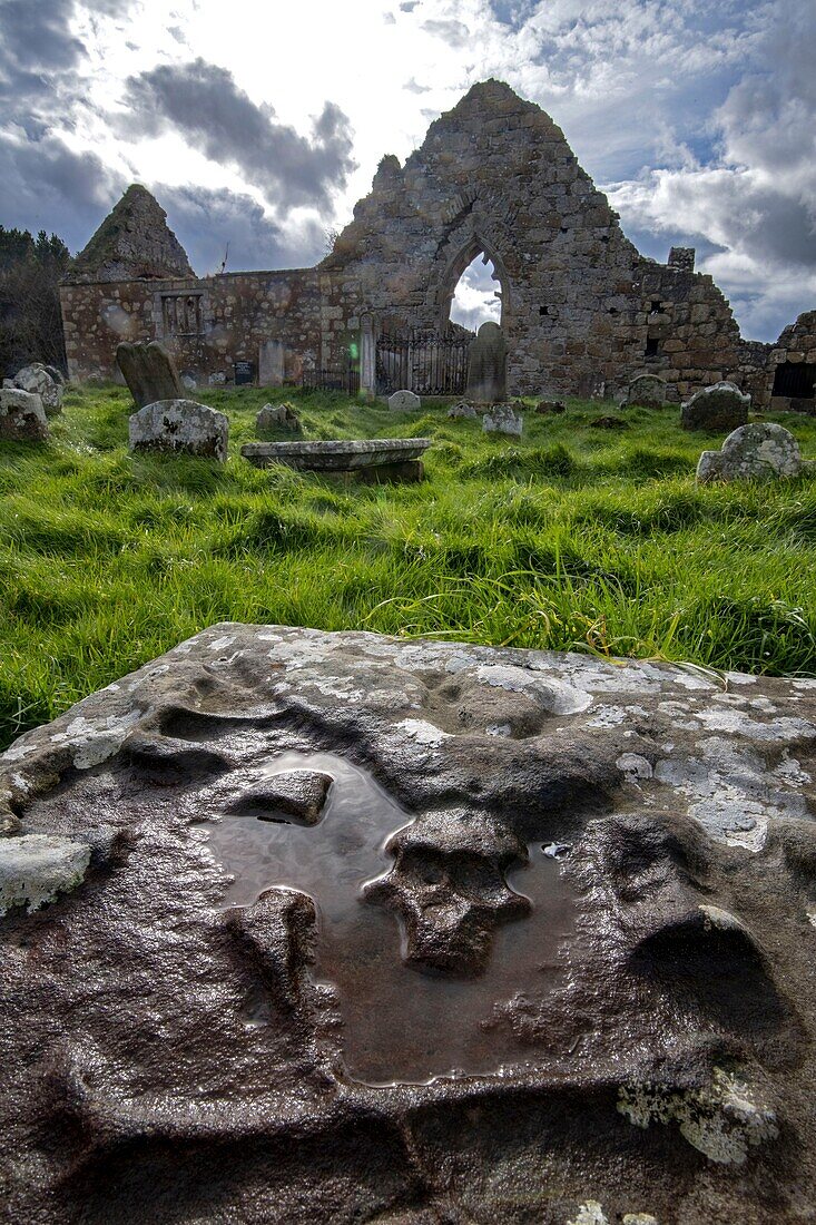 Vereinigtes Königreich, Nordirland, Ulster, county Antrim, Ballycastle, Die Ruinen des Bonamargy Friary