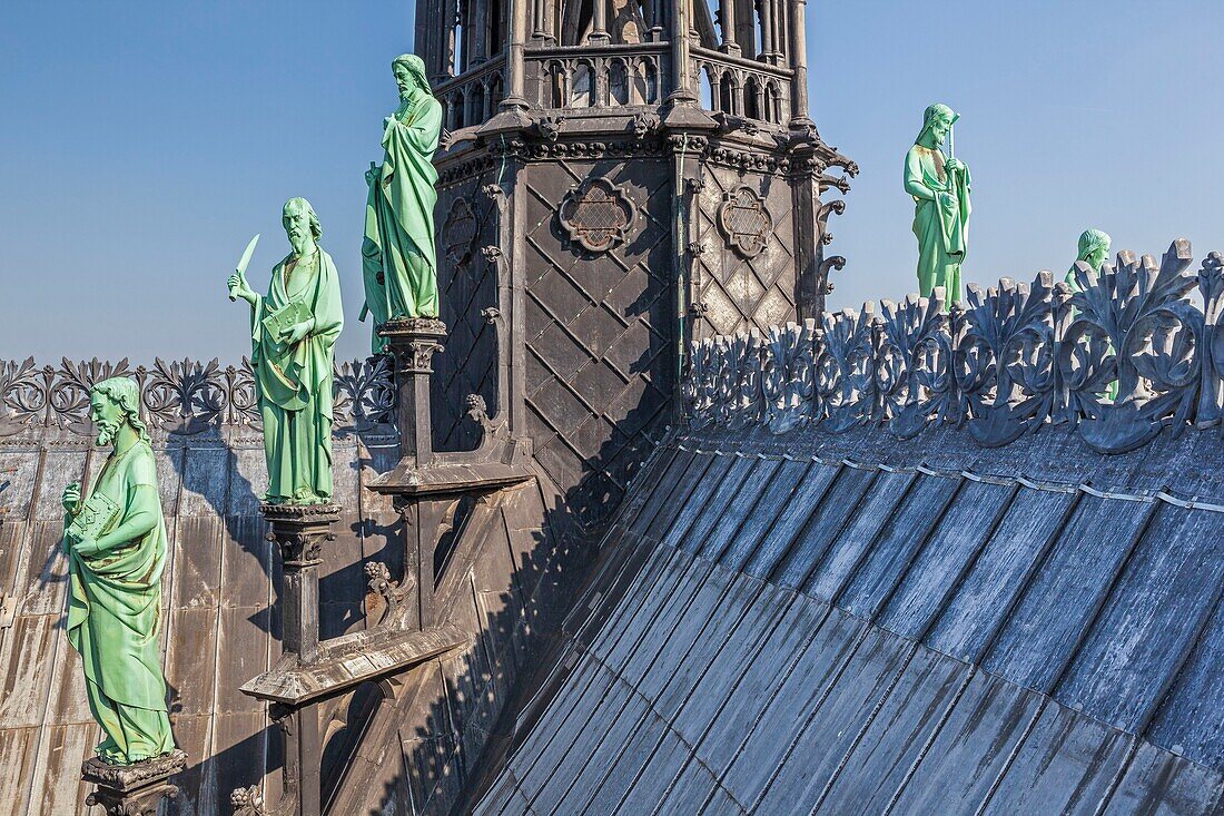 Frankreich, Paris, UNESCO-Welterbe, Kathedrale Notre-Dame auf der Stadtinsel, Apostelstatuen am Fuß des Turms