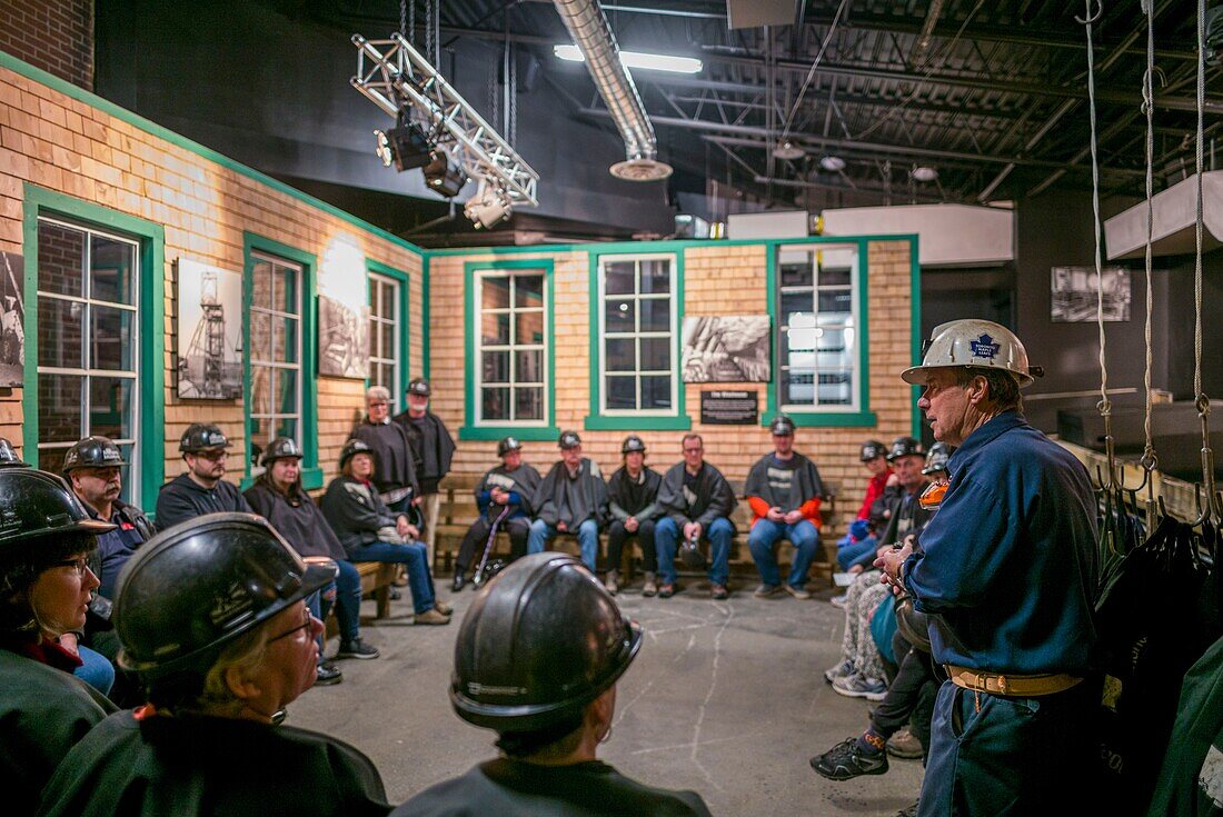 Kanada, Neuschottland, Glace Bay, Cape Breton Miners Museum, Museum zur Geschichte des Kohlebergbaus, Besucher hören einem ehemaligen Bergmann zu