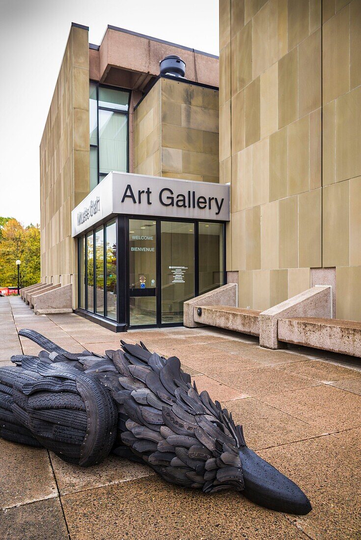 Kanada, Prince Edward Island, Charlottetown, Road Kill Crows, Skulptur von Gerald Beaulieu aus alten Autoreifen, vor dem Confederation Centre of the Arts