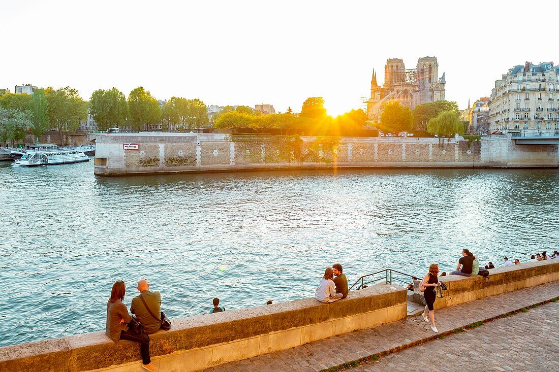 Frankreich, Paris, UNESCO-Welterbe, Insel Saint Louis, Orleans Pier bei Sonnenuntergang