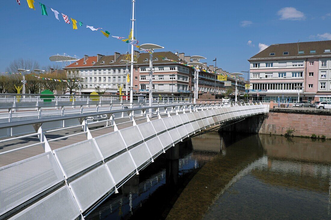 Frankreich, Vogesen, Saint Die des Vosges, Fluss Meurthe, Brücke der Republik, Quai Leclerc, Quai De Lattre, Freiheitsturm